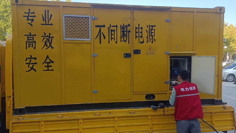 临桂柴油发电机组和UPS电源配合使用时，如何避免切换过程中的电力中断？
